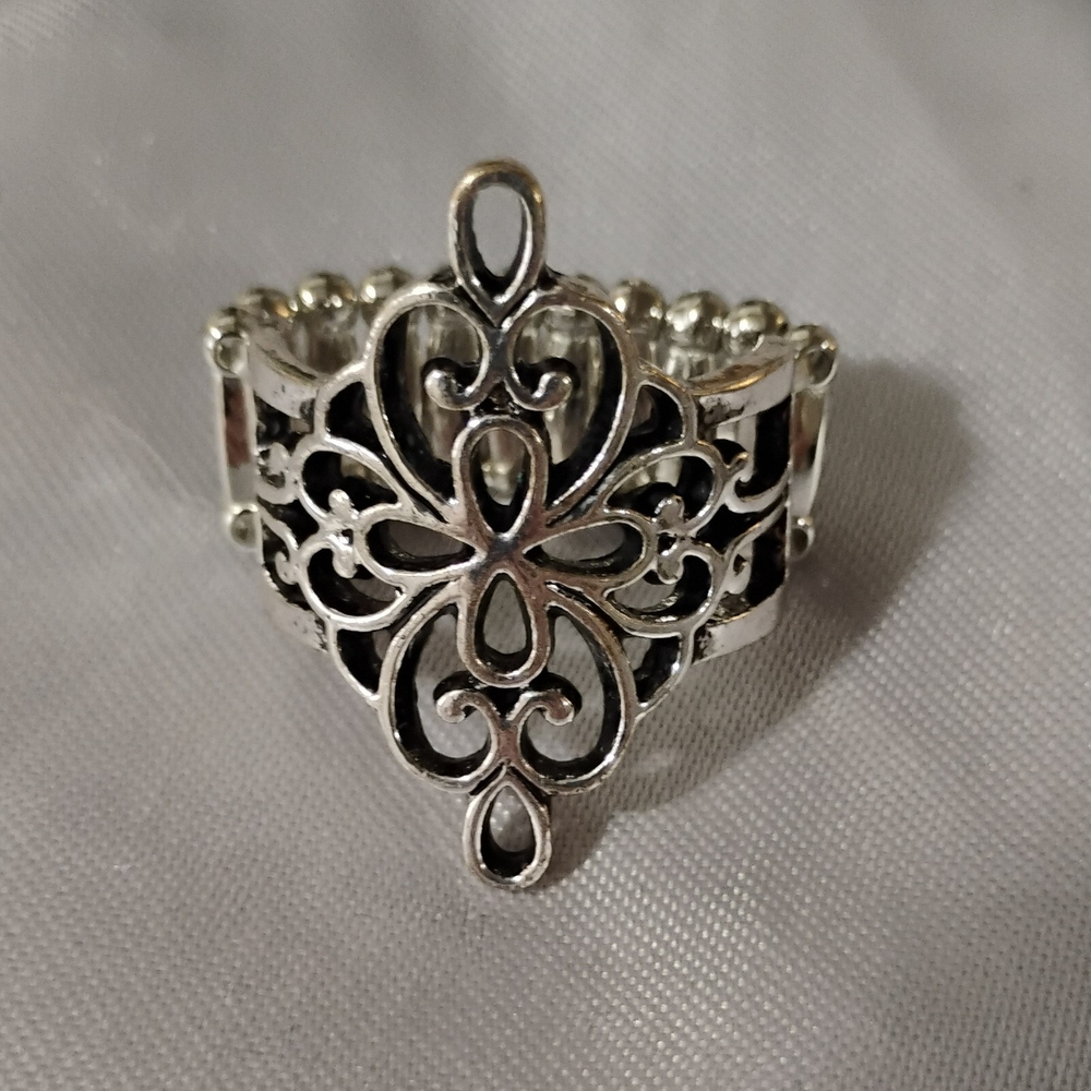 Elegant Silver Filigree Ring